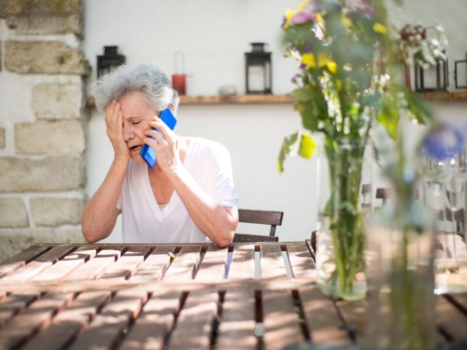 Persona mayor usando el teléfono móvil sufriendo estafas a personas mayores