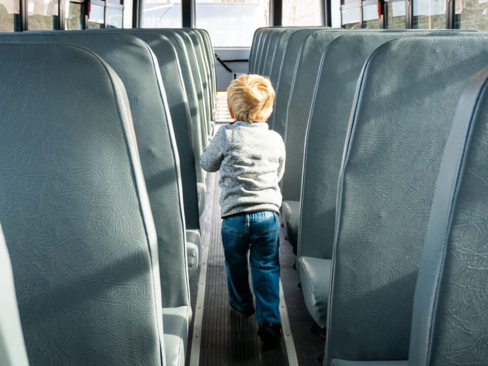 niño pequeño solo sin seguridad en transporte escolar