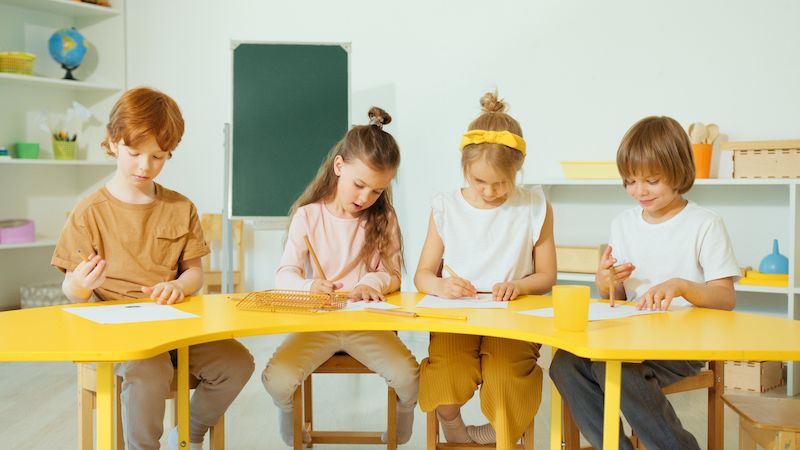 Niños pintando en la vuelta al cole