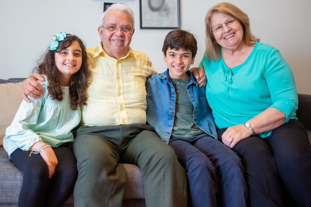 abuelos y nietos sonriendo 
