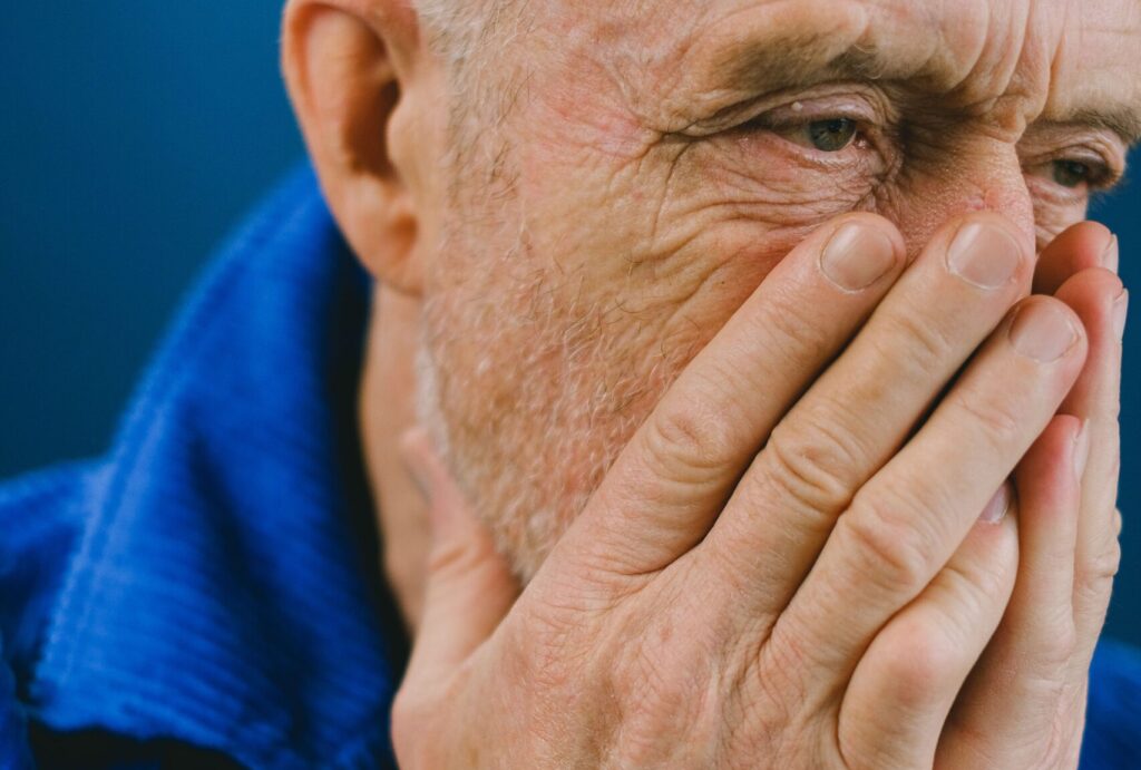 abuelo agobiado tras ser víctima de estafasa personas mayores